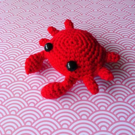 Crochet Fish Patterns, Loom Band Patterns, Happy May Day, Red Crab, Crochet Fish, Easy Crochet Animals, Crochet Keychain Pattern, Happy May, May Day