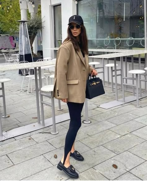 Work Trip Outfits, Chanel Loafers, Look Legging, Loafers Outfit, Autumn Outfit, Looks Style, Winter Fashion Outfits, Winter Looks, Fall Winter Outfits