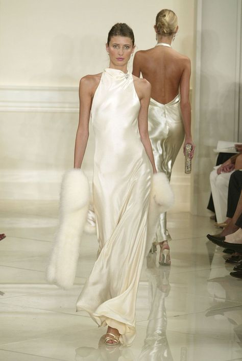 Ralph Lauren Wedding Dress, Wedding Dresses 90s, Runway Wedding Dress, Ralph Lauren Runway, 90s Ralph Lauren, Model Aesthetic, Runway Dresses, Ralph Lauren Dress, Couture Gowns