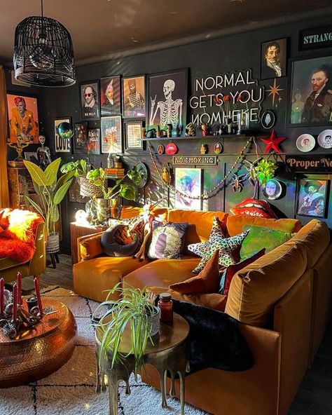 Boho Grunge Home Decor, Maximumlist Living Room, Hipster Living Room Decor, Home Decor Eccentric, Eccentric Living Room Decor, Maximalist Decor With Plants, Vintage Electric Home Decor, Funky Small Living Room, Apartment Eclectic Aesthetic