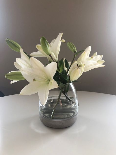 White Lily Centerpieces, Lily Centerpieces, Bud Vase Centerpiece, Lily Vases, 2023 Goals, Lilly Flower, Simple Flower Design, Big Vases, Bridal Shower Tables