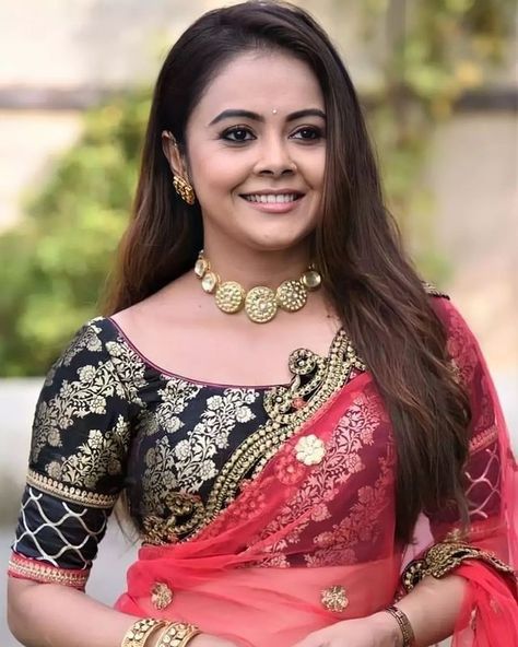 Devoleena Bhattacharjee ✨ on Instagram: “Smileeeee 😍♥️✨ #Devoleenabhattcharjee #devoleena #devo #devosquad #teamdevoleena #devotheomggirl #squaddevo #stylediva…” Devoleena Bhattacharjee, Kerala Wedding Saree, Girls Dresses Diy, Silk Saree Blouse Designs, Saree Designs Party Wear, Party Wear Lehenga, Fancy Dress Design, Bollywood Girls