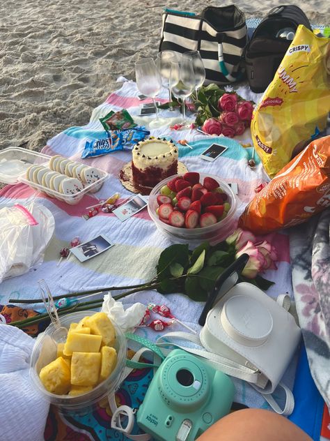 Picnic At The Beach Friends, Picnics With Friends Aesthetic, Simple Beach Party Ideas, Beach Date With Friends, Beach Setup Aesthetic, Beach Picnic Aesthetic Food, Beach Picnic Activities, Beach Picnic Ideas Friends, Sunrise Beach Picnic