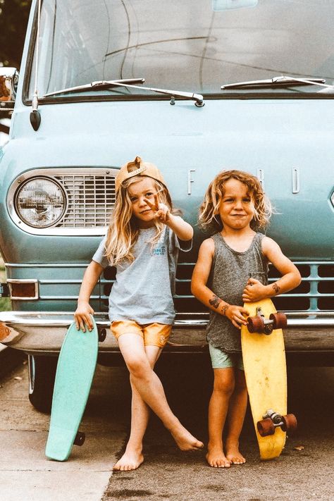 Skater Family Photos, Skater Family Photoshoot, Family Skateboarding Photos, Kids At The Beach Aesthetic, Family Surfing Photos, Kids At The Beach, Surfer Family Goals, Skater Kids, Skateboard Aesthetic Skater Girls