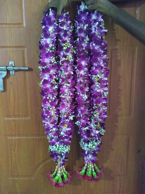 Orchid Mala For Wedding, Purple Garland Wedding Indian, Latest Garlands For Wedding, Orchid Garland Wedding Indian, Orchid Varmala Indian Weddings, Jaymala For Wedding, Wedding Mala Rose, Orchid Garland, Rose Garland Wedding