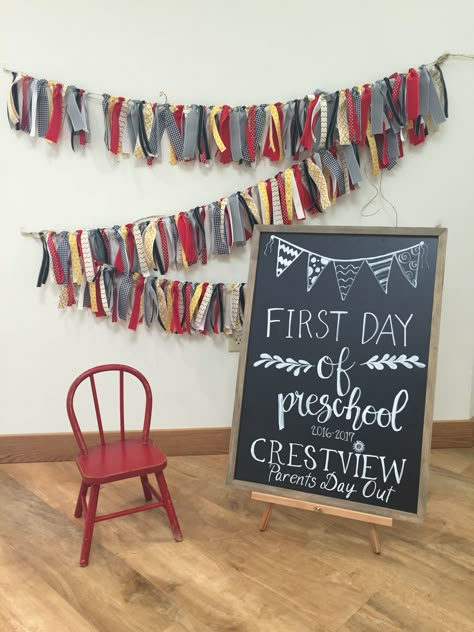 First Day School Photo Booth, First Day Of Preschool Decoration Ideas, First Day Of Preschool Photo Booth, First Day Of Kindergarten Photo Booth, Preschool Open House Decorations, First Day Photo Booth, Preschool Picture Backdrop Ideas, Prek Photo Ideas, 1st Day Of Preschool Pictures