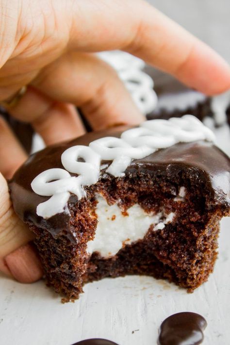 Hostess Cupcakes, The Food Charlatan, Chocolate Cupcakes Moist, Food Charlatan, Filled Cupcakes, Dessert Aux Fruits, White Frosting, Gateaux Cake, Marshmallow Creme