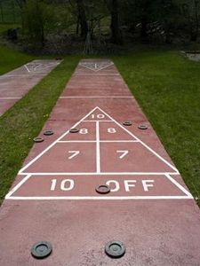 Oh oh yes!Homemade Shuffleboard Court » This might be my summer project... hmmm... Diy Shuffleboard, Shuffleboard Court, Outdoor Shuffleboard, Shuffle Board, Diy Yard Games, Outside Games, Yard Games, Lawn Games, Backyard Games