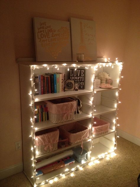 Pink and white bookshelf DIY with fairy lights / teen room Fairy Light Bookshelf, Fairy Lights On Bookshelf, Bookshelf Fairy Lights, Bookshelf With Fairy Lights, Fairy Lights Bookshelf, Shelf With Fairy Lights, Bookshelf With Lights, Bookshelf Styling Bedroom, White Bookshelf Decor