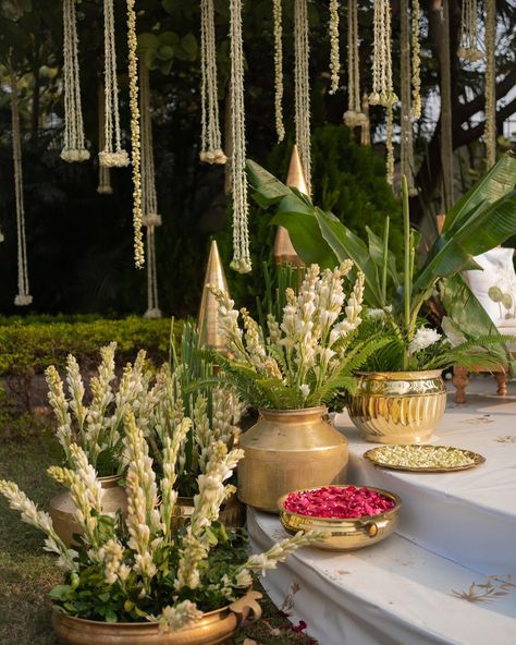 Home weddings are pure love ❤️ Especially when you are born and bought up right there! The feeling is truly nostalgic! This beautiful cozy setting that we got a chance to be a part of for Anahita and Karan was an out of the world experience… the aura, the vibe, the surrounding! When you decide to get married under the same Kachnaar tree in your ghar ka aangan that you once played under several years ago… the feeling hits different! Shaadi Wala Ghar! Anahita + Karan Bhopal Design, Decor ... Wedding Flowers Indian, Vintage Indian Wedding Decor, Sustainable Indian Wedding, Indian Home Wedding Decor, Wedding Decor South Indian, Jasmine Wedding Decor, Diy Indian Wedding Decor Ideas, Modern Indian Wedding Decor, Engagement Decorations Indian At Home