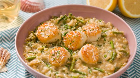 This creamy Scallop Risotto, inspired by Diners, Drive-Ins and Dives, will have your family and friends scallop-ing to the table for dinner. Join Jordan Andino as he teaches us the techniques behind preparing scallops and risotto to make this mouthwatering dish. Scallop Risotto Recipes, Oatmeal Cookies Recipes, Scallop Risotto, Crispy Oatmeal Cookies, Shrimp Risotto, Citrus Fish, Risotto Recipe, Coquille Saint Jacques, Sea Scallops