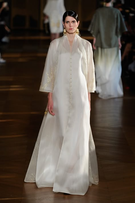 Heaven Gaia RTW Spring 2017 [PHOTOS] – WWD Heaven Gaia, Baju Kahwin, Nikah Outfit, Nikah Dress, White Gown, Abayas Fashion, Abaya Fashion, Cheongsam, Spring 2017