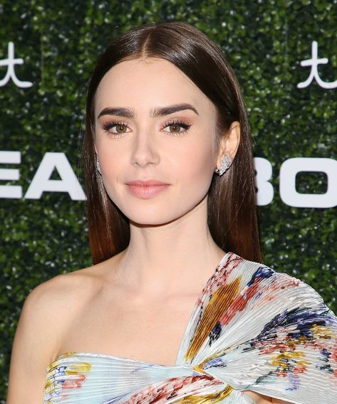 Tuck Hair Behind Ears Trend - Selena Gomez Beyonce Tuck Hair Behind Ears, Hair Behind Ears, Lily Collins Short Hair, Hair Lob, Lily Collins Hair, Straight Hairstyle, Straight Hairstyles Medium, Hair Tuck, Red Carpet Hair