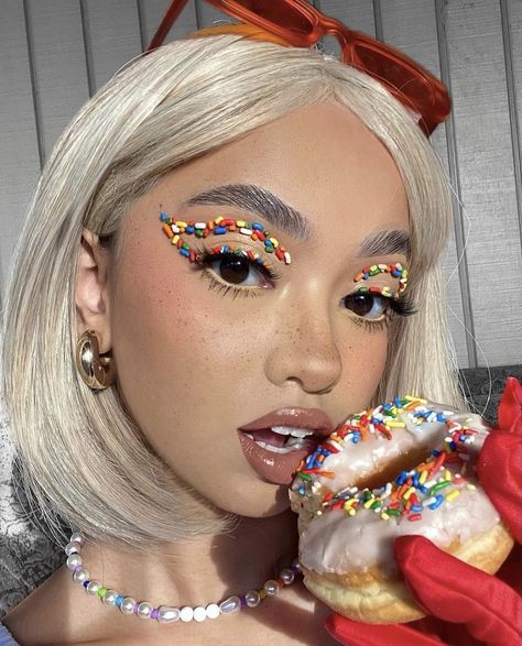 Sprinkles Makeup Look, Donut Makeup Look, Candy Makeup Ideas, Dessert Makeup, Candy Inspired Makeup, Aesthetic Makeup Grunge, Colored Aesthetic, Donut Sprinkle, Candy Photoshoot