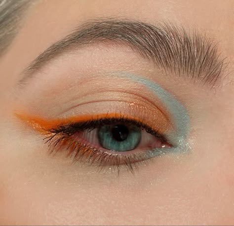 Colorful makeup Eye Makeup Blue Eyeliner, Colorful Eyeliner Makeup, Funky Makeup Looks, Simple Colorful Eye Makeup, Light Blue Makeup, Bobbi Pins, Makeup Blue Eyes, Makeup Orange, Colorful Eyeliner