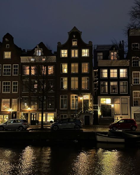 Amsterdam Houses Exterior, Amsterdam At Night Aesthetic, Amsterdam Dark Aesthetic, Amsterdam Apartment Aesthetic, Amsterdam Night Life, Amsterdam Aesthetic Night, Town Aesthetic Night, Amsterdam At Night, Amsterdam Home