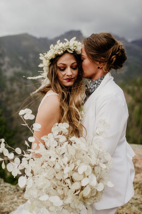 Tracy and Bethany's boho LGBTQ elopement was unique and wild with all the pampas grass ceremony decor! Tracy's all white dried bouquet stole the show, and Bethany wore a super fun bridal pantsuit. Wedding Guest Dress 2022, Outfit Spring 2022, Serving Wedding Cake, Honeybee Wedding, Salad Wedding, Wedding Trends 2022, White Dried Bouquet, Pampas Grass Ceremony, Lesbian Elopement Photography