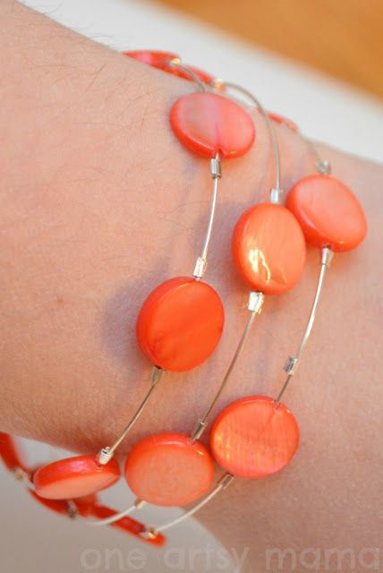 Diy Wire Bracelet, Diy Coral, Wire Bracelets Diy, Memory Wire Jewelry, Diy Jewelry Tutorials, Wire Bracelets, Memory Wire Bracelet, Easy Diy Jewelry, Memory Wire Bracelets