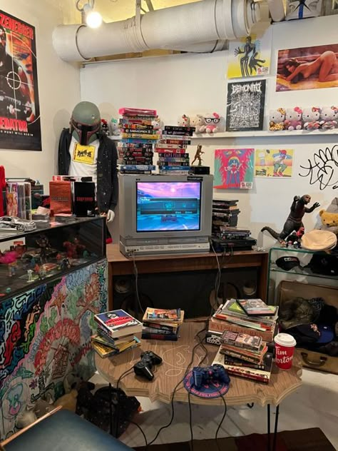 2000 Room Aesthetic Grunge, Grunge Shelves, Skateboard Room Aesthetic, Skater Apartment, Hangout Room Aesthetic, Room Inspo Skater, Messy Room Aesthetic Grunge, Skateboard Room Ideas, Skate Room Aesthetic