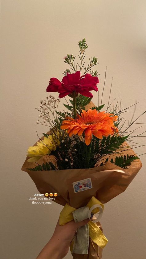 Caption For Gift From Boyfriend, Posting Flowers On Insta, Flowers For Boyfriend Ideas, National Gf Day Ig Story, Flower Quotes For Boyfriend, Photo Ideas With Flower Bouquet, Flower Given By Boyfriend, Insta Story Ideas Flowers, Gift From Boyfriend Instagram Story