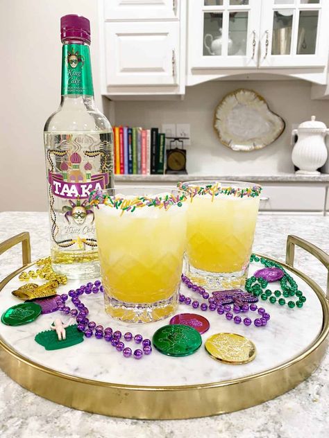 Cake Vodka Drinks, Cake Vodka Recipes, Cake Cocktails, Mardi Gras Party Ideas, Mardi Gras Party Food, Mardi Gras Dinner, Mardi Gras Cocktails, Mardi Gras Drinks, Cake Vodka