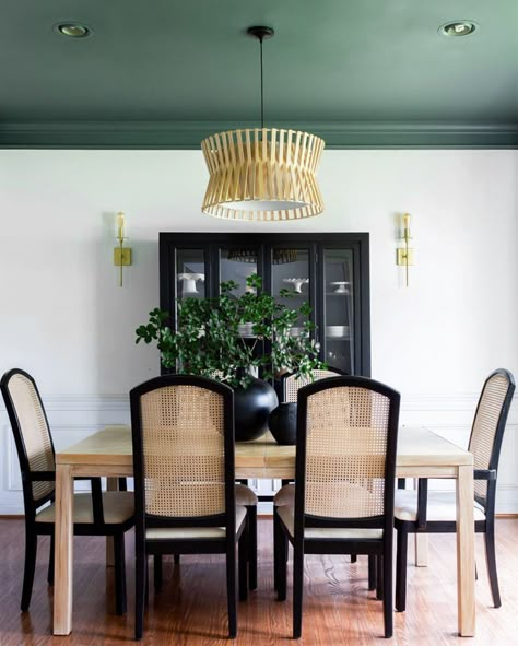 This dining room appears totally classic — until you look up! The painted ceiling features our bold green paint color, Current Mood. Green Dining Room Paint, Blue Dining Room Paint, Green Ceiling, Pink Dining Rooms, Dark Dining Room, Neutral Dining Room, Dining Room Paint Colors, Green Dining Room, Dining Room Design Modern