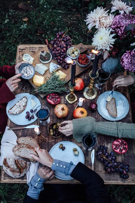 Magical Photoshoot, Picnic Ideas, Cinnamon Rolls, Food Styling, Garden Party, Table Setting, Tablescapes, Apples, Dinner Party