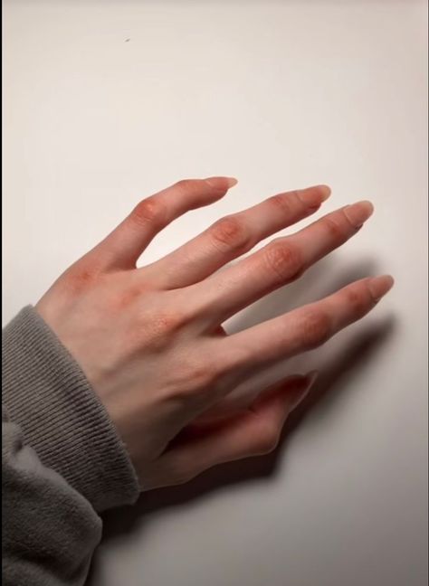 Hand Model Aesthetic, Pretty Hand Reference, Long Slim Hands Aesthetic, Red Knuckles Hands Aesthetic, Slim Hands And Fingers Aesthetic, Veiny Hands Women, Pretty Hands Aesthetic, Manos Aesthetic, Feminine Hands