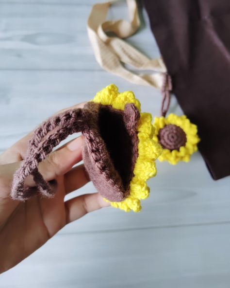 Sunflower airpod case and bag charm 🌻🌻 Double layered sunflower bagcharms Dm to order and enquiries 💌 #crochet #bagcharms #earbudholder #crochetofinstagram #crocheteting # #handmadebagcharm #sunflowerbag #airpodcase #smallbusiness #shoppingonline #earbudpouch Crochet Bagcharms, Bag Charm Crochet, Heart Cactus, Crochet Bag Charm, Charm Crochet, Sunflower Bag, Earbud Holder, Earbuds Case, Cactus Pot