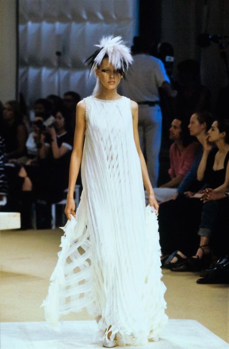 Chanel Fall 1999 Couture Collection - Vogue Model Off Duty Style, 90s Slip Dress, Models Off Duty Style, Bella Hadid Outfits, Chanel Dress, 90s Model, Contemporary Wardrobe, 90s Looks, Chanel Haute Couture