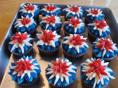 Firework Cupcakes, Fourth Of July Cupcakes, Red White And Blue Fireworks, Fireworks Cake, 4th July Food, Patriotic Cake, Fourth Of July Cakes, July Desserts, Blue Fireworks