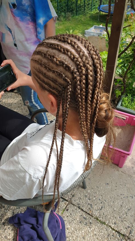 How to do conrows Braids For White Girls Hair, Cornrows White Girl, Tight Braided Hairstyles, Braids On White Girls, Sport Braids, How To Do Braids, White Girl Cornrows, Creative Cornrow Hairstyles, Braids For Summer