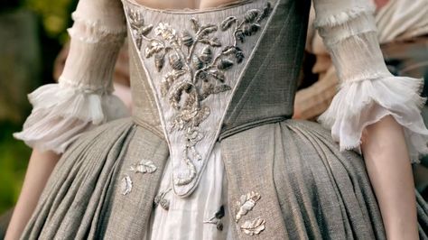 #Outlander #wedding dress #claire So gorgeous... Outlander Wedding Dress, Outlander Aesthetic, Outlander Wedding, Outlander Costumes, Outlander Tv Series, Jamie Fraser Outlander, Claire Fraser, Outlander Book, Outlander Tv