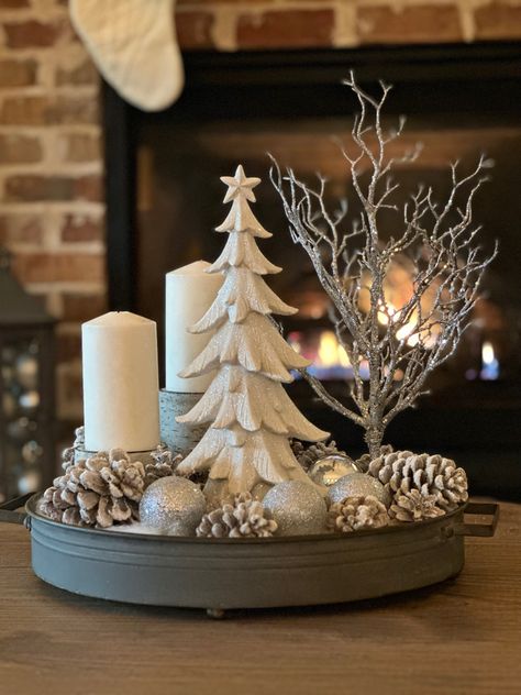 Christmas Decor Ideas White And Green, Christmas Table Tray Decor, Christmas Dining Table Decorations, Dining Table Decorations, Metallic Table, Xmas Centerpieces, Christmas Coffee Table Decor, Christmas Decorations Centerpiece, Tray Decor Christmas