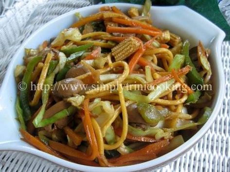 A Quick and Easy Vegetable Chow Mein Veggie Chow Mein, Vegetable Chow Mein, Trinidad Recipes, Carribean Food, Chow Mein Recipe, Trini Food, Tropical Food, Easy Vegetable, Sweet Pepper