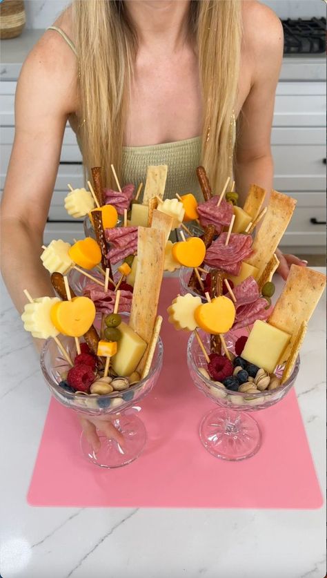 Food In Champagne Glasses Party Ideas, Martini Glass Charcuterie, Charcuterie In Champagne Flute, Charcuterie In Wine Glasses, Charcuterie Glasses, Salami Appetizer, Fruit Tray Designs, Fun Apps, Picnic Snacks