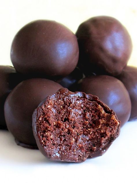 Tina Vesić: BROWNIE BATTER TRUFFLES Easy Desert, Brownie Truffles, Truffle Shuffle, Creative Diary, Desert Ideas, Deserts Easy, Truffles Recipe, Cooking Chocolate, Recipes Christmas