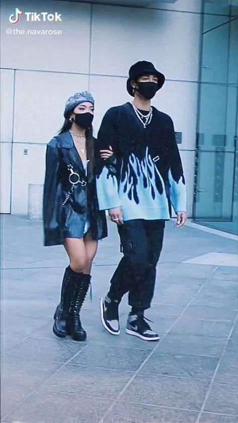 The Navarose Tiktok Videos, Chinese Fashion Street Outfits, Chinese Outfits Street Style, Couple Street Fashion, Chinese Streetwear Fashion, Couple Outfits Streetwear, Chinese Outfits Fashion, Street Fashion Couple, Chinese Look