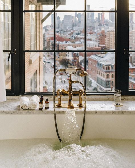 Seattle Interior Design, Marble Tub, Bowery Hotel, Mr & Mrs Smith, Travel Careers, Best Bathtubs, Luxury Marble, Tub Surround, New York Apartment