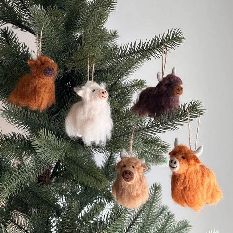 Camaryc Needle Felt Ornaments Christmas, Needle Felted Highland Cow, Needle Felt Christmas Ornaments, Felting Christmas Ornaments, Cute Needle Felting Ideas, Christmas Needle Felting Ideas, Felt Highland Cow, Felting Ornaments, Needlefelt Ideas