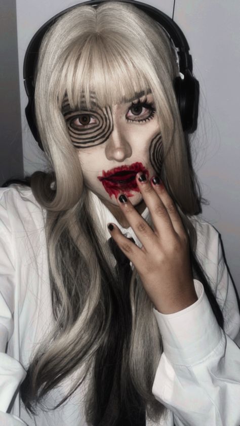 Brunette Horror Characters, Japanese Halloween Makeup, Tomie Halloween Costume, Tomie Cosplay Outfit, Junji Ito Costume, Tomie Costume, Tomie Outfit, Junji Ito Makeup, Tomie Junji Ito Cosplay