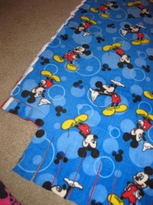 Tie Knot Blanket, Fleece Knot Blanket, Fleece Blanket Diy, Knot Blanket, Fleece Crafts, Fleece Projects, Prayer Blanket, No Sew Fleece Blanket, No Sew Blankets