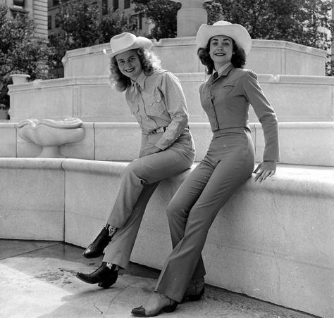 photo stories by LIFE photographers, Nina Leen, Peter Stackpole and Cornell Capa between 1947-48 at the University of Arizona Rodeo and the opening of the Flying L Ranch in Texas, which included a celebratory cowgirl fashion event. Nina Leen, Vintage Western Wear, Cowgirl Fashion, Vintage Cowgirl, Cowgirl Chic, Western Chic, Cow Girl, 1940s Fashion, Cowboy And Cowgirl