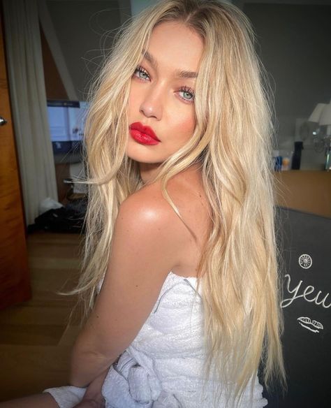 Blonde Hair Red Lips, Gigi Hadid Hair, Champagne Blonde Hair, Hadid Instagram, Red Lips Makeup Look, Red Lipstick Makeup, Red Lip Makeup, Champagne Blonde, Bright Blonde