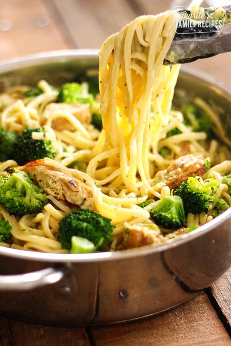 These One Pot Creamy Garlic Noodles are as easy as they are delicious! No creams or large amounts of butter, making this meal a winner all-around! #garlic #noodles #garlicnoodles #creamynoodles #onepotdinner #chicken #pasta #broccoli #FavoriteFamilyRecipes #favfamilyrecipes #FavoriteRecipes #FamilyRecipes #recipes #recipe #food #cooking #HomeMade #RecipeIdeas Creamy Garlic Noodles, Broccoli And Chicken, Garlic Noodles Recipe, Garlic Noodles, Chicken And Broccoli, One Pot Dinner, One Pot Pasta, Insta Pot, Creamy Garlic