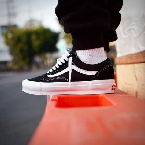 Vans Outfit Men, Estilo Vans, Crazy Sneakers, Vans Shoes Fashion, Nike Sb Shoes, Guys Fashion Casual, Sneakers Outfit Men, Mens Vans Shoes, Mens Fashion Casual Shoes