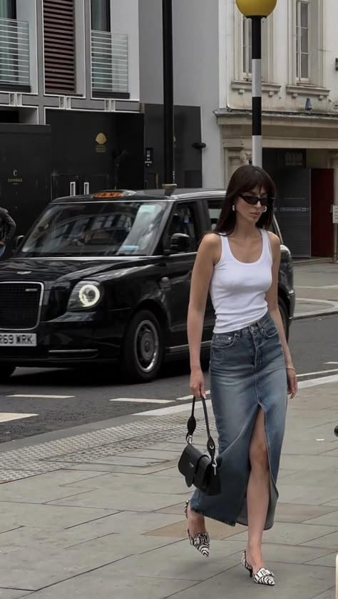 City Aesthetic Outfit Summer, Basic Denim Outfit, Hairstyles 3b Curls, White Halter Top Outfit, Formal Spring Outfits, Summer Jeans Outfit, Basic Outfits Summer, 3b Curls, Halter Tops Outfit