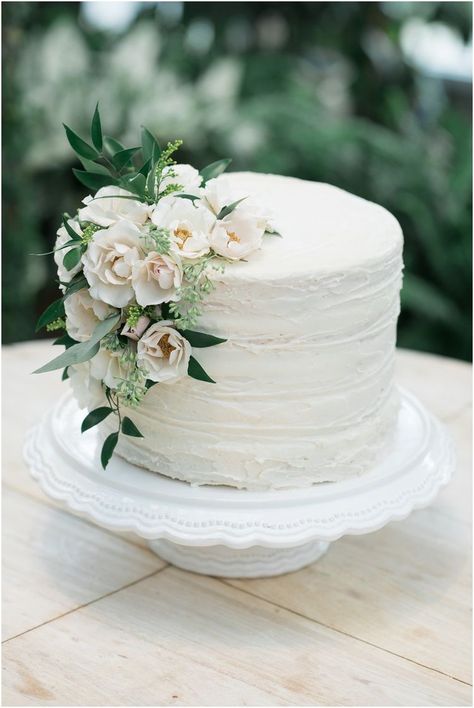 White Floral Cake Birthday, One Teir Wedding Cake With Flowers, Wedding Cake One Tier Flower, Small Textured Wedding Cake, Simple Wedding Cake Table Decor, White Flower Birthday Cake, Simple 1 Tier Wedding Cake With Flowers, 12 Inch Wedding Cake, Cakes With Eucalyptus Leaves