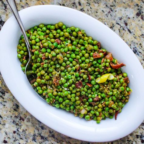 Peas With Bacon, Bacon Peas, Easy Side Dish, Healthy Veggies, Crushed Red Pepper Flakes, Frozen Peas, Side Recipes, Veggie Dishes, Healthy Families