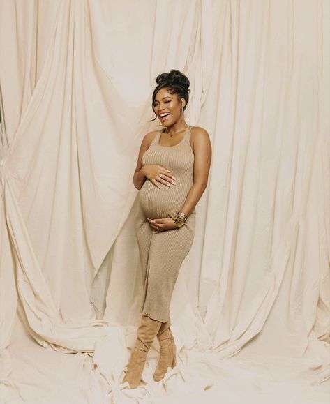 Modern Maternity, Brown Girls Makeup, Pretty Pregnant, Shotting Photo, Keke Palmer, Maternity Poses, Couple Photoshoot Poses, Mommy Style, Stylish Maternity